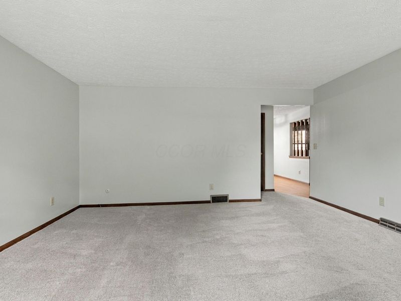 923-925 Bluffway Drive, Columbus, OH 43235 Photo 5