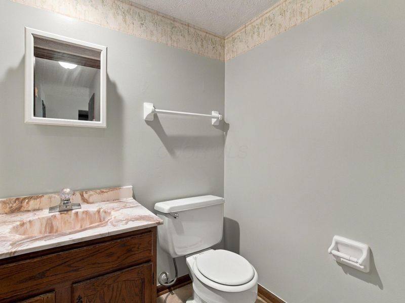 923-925 Bluffway Drive, Columbus, OH 43235 Photo 6