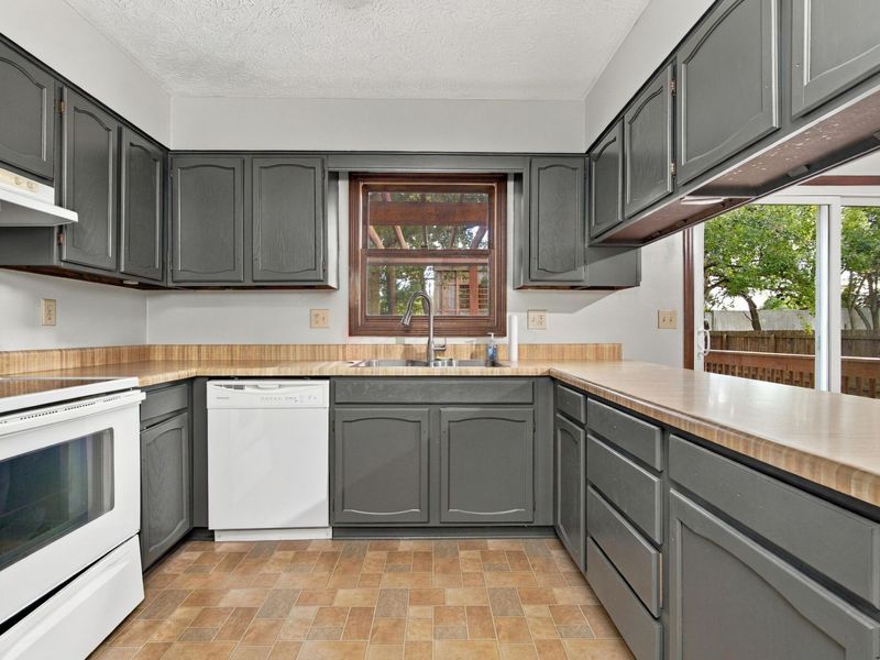 923-925 Bluffway Drive, Columbus, OH 43235 Photo 9