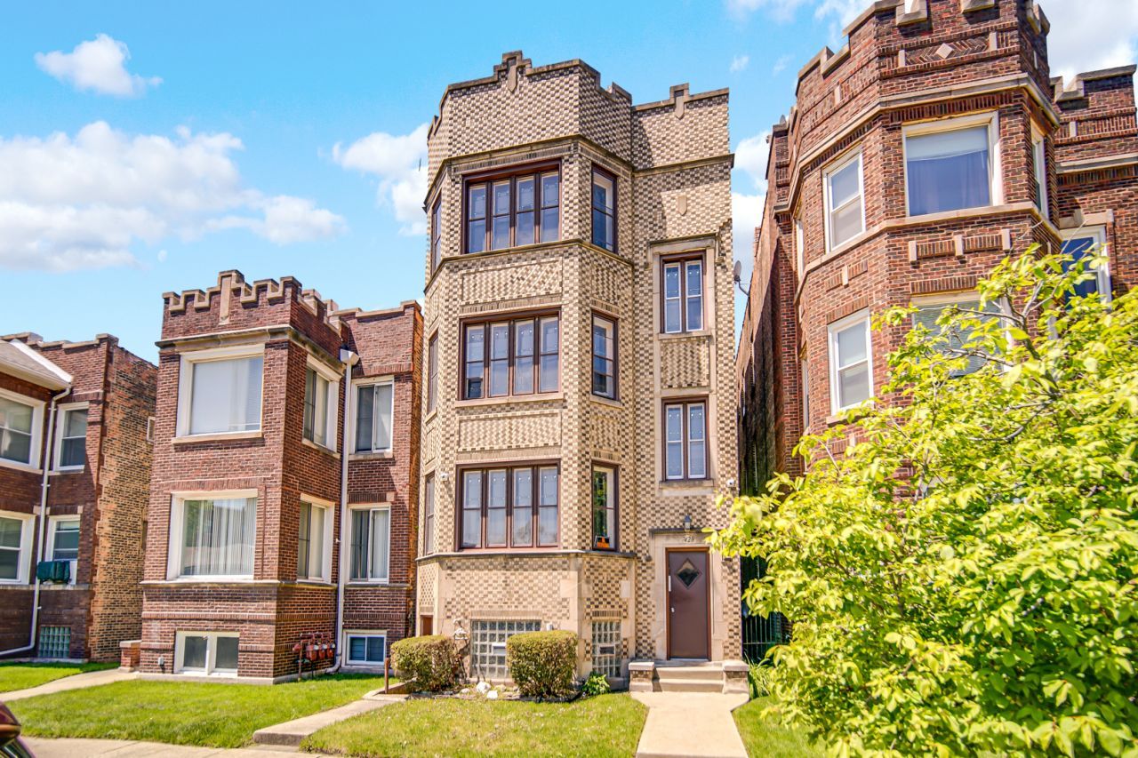 7428 S Bennett Avenue, Chicago, IL 60649 Main Photo