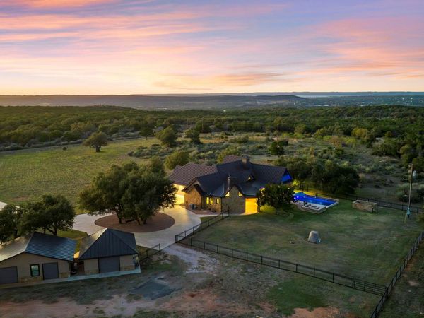 901 Crown LN, Burnet, TX 78611