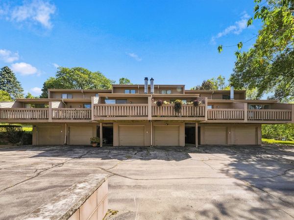 832 Stone Ridge Place, Dubuque, IA 52001