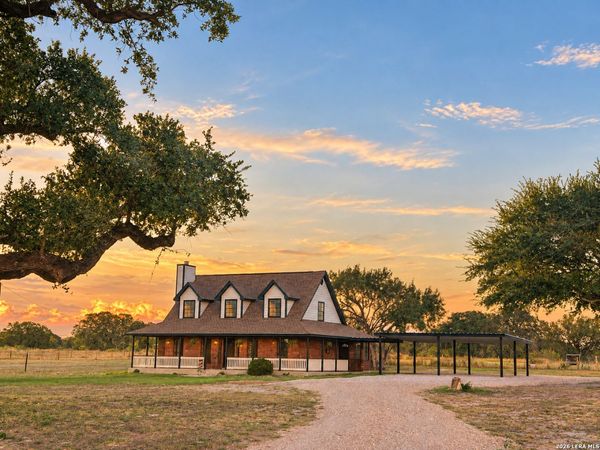 106 EAGLE CREEK RANCH BLVD, Floresville, TX 78114