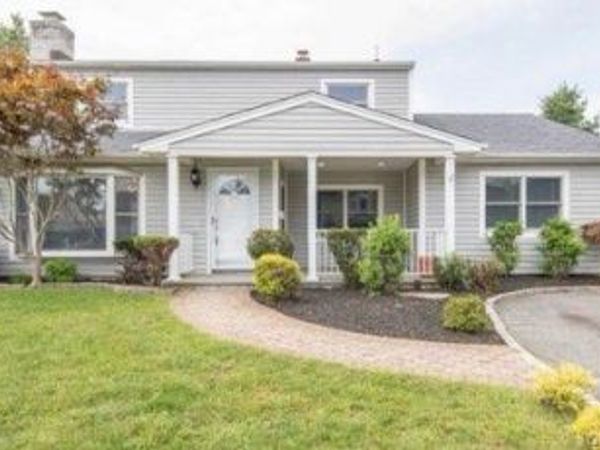 24 Wood Lane , Levittown, NY 11756