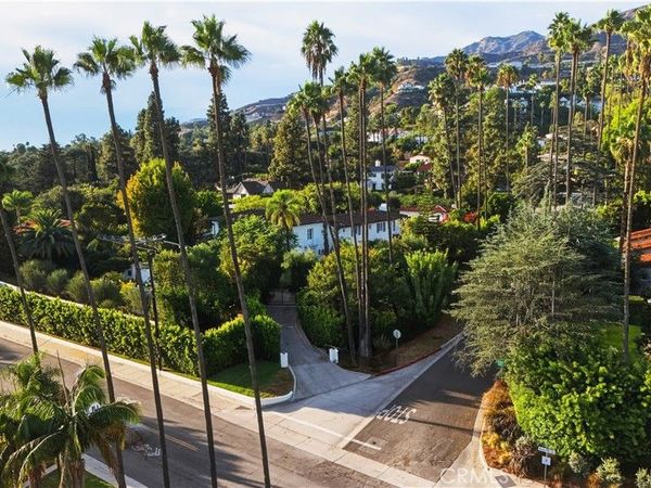 305 W Kenneth Road, Glendale, CA 91202