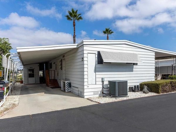 718 Sycamore Ave, Unit 202, Vista, CA 92083