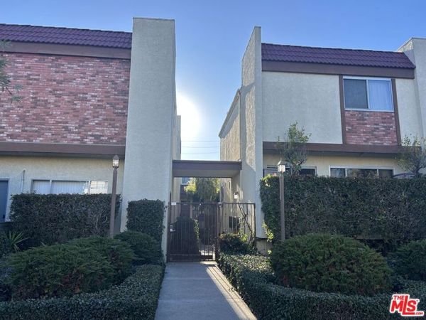 2452 Chelsea Place, Unit E, Santa Monica, CA 90404