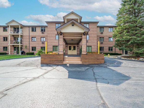 530 N Silverbrook DRIVE, Unit 201, West Bend, WI 53090