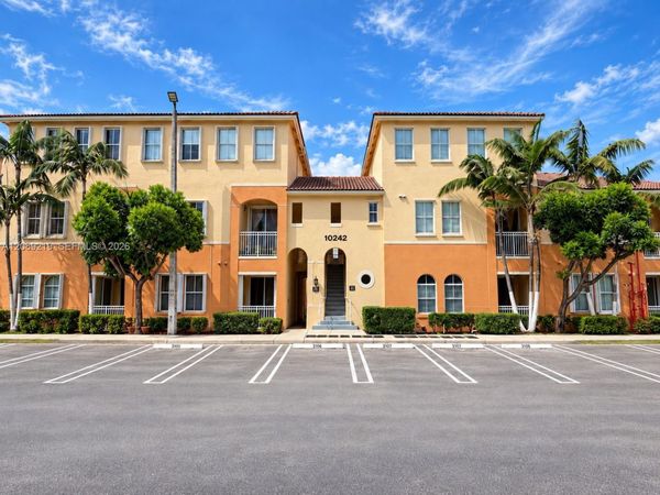10242 NW 7th St, Unit 203, Miami, FL 33172