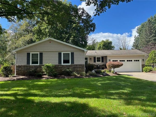 110 Fieldstone Drive, Grand Island, NY 14072