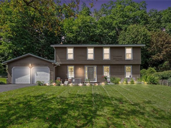 25 Chipping Ridge, Fairport, NY 14450