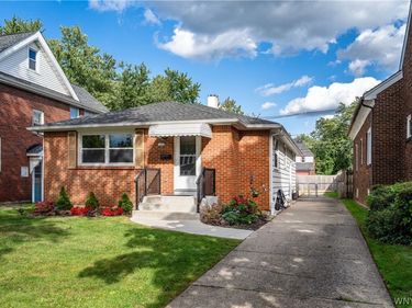 143 Capen Boulevard , Amherst, NY 14226