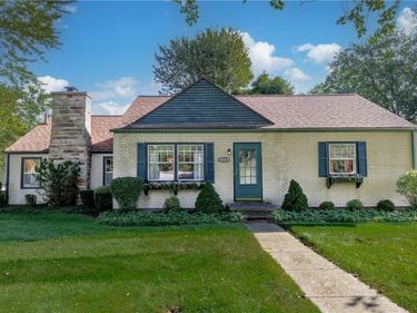 4395 White Acres Road , Clarence, NY 14031