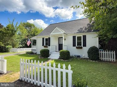 6 VIRGINIA AVENUE, BERRYVILLE, VA 22611
