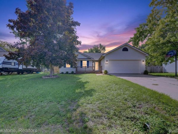 6098 Hedgerow Circle, Burton, Mi 48439