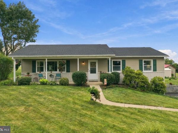 4 BUCKINGHAM DRIVE, CHAMBERSBURG, PA 17201