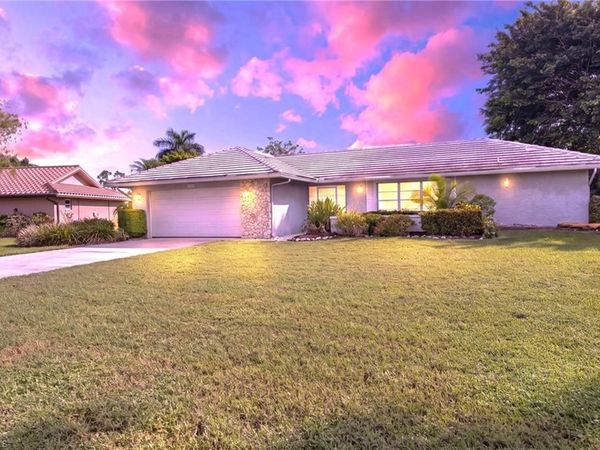 379 Torrey Pines PT, NAPLES, FL 34113