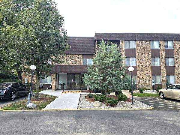 940 E Old Willow Road , Unit 210, Prospect Heights, IL 60070