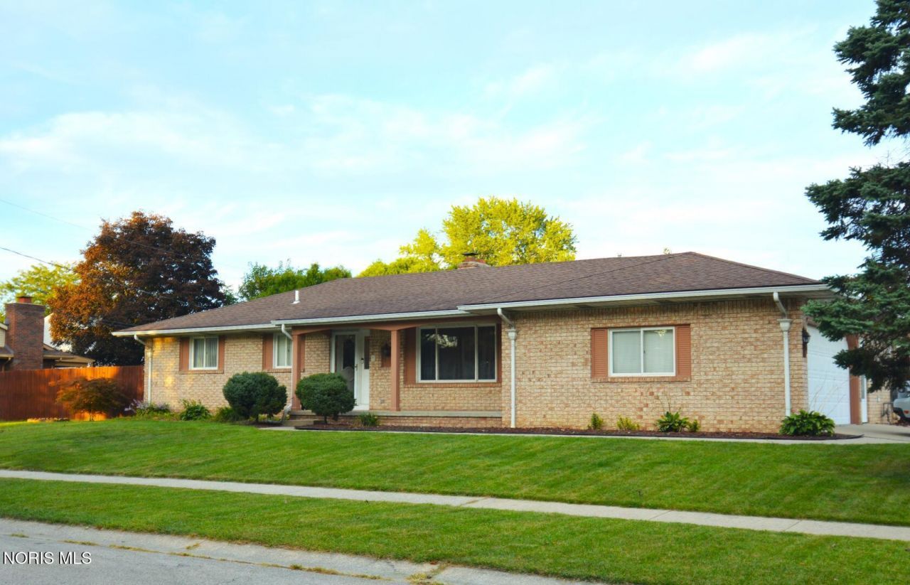 59 Applewood Drive, Oregon, OH 43616 Main Photo