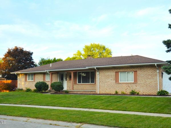 59 Applewood Drive, Oregon, OH 43616