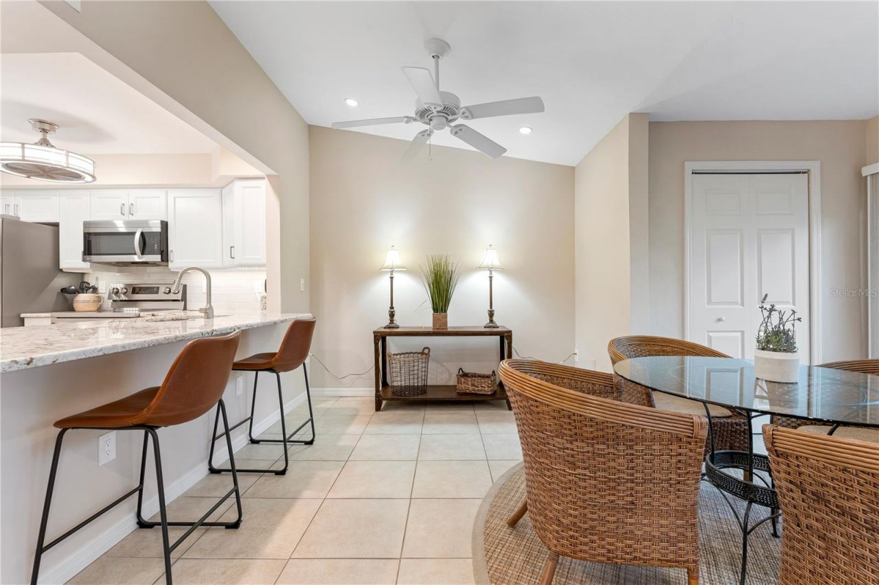 2756 Clubhouse Drive, Unit 202, Sarasota, FL 34232 Photo