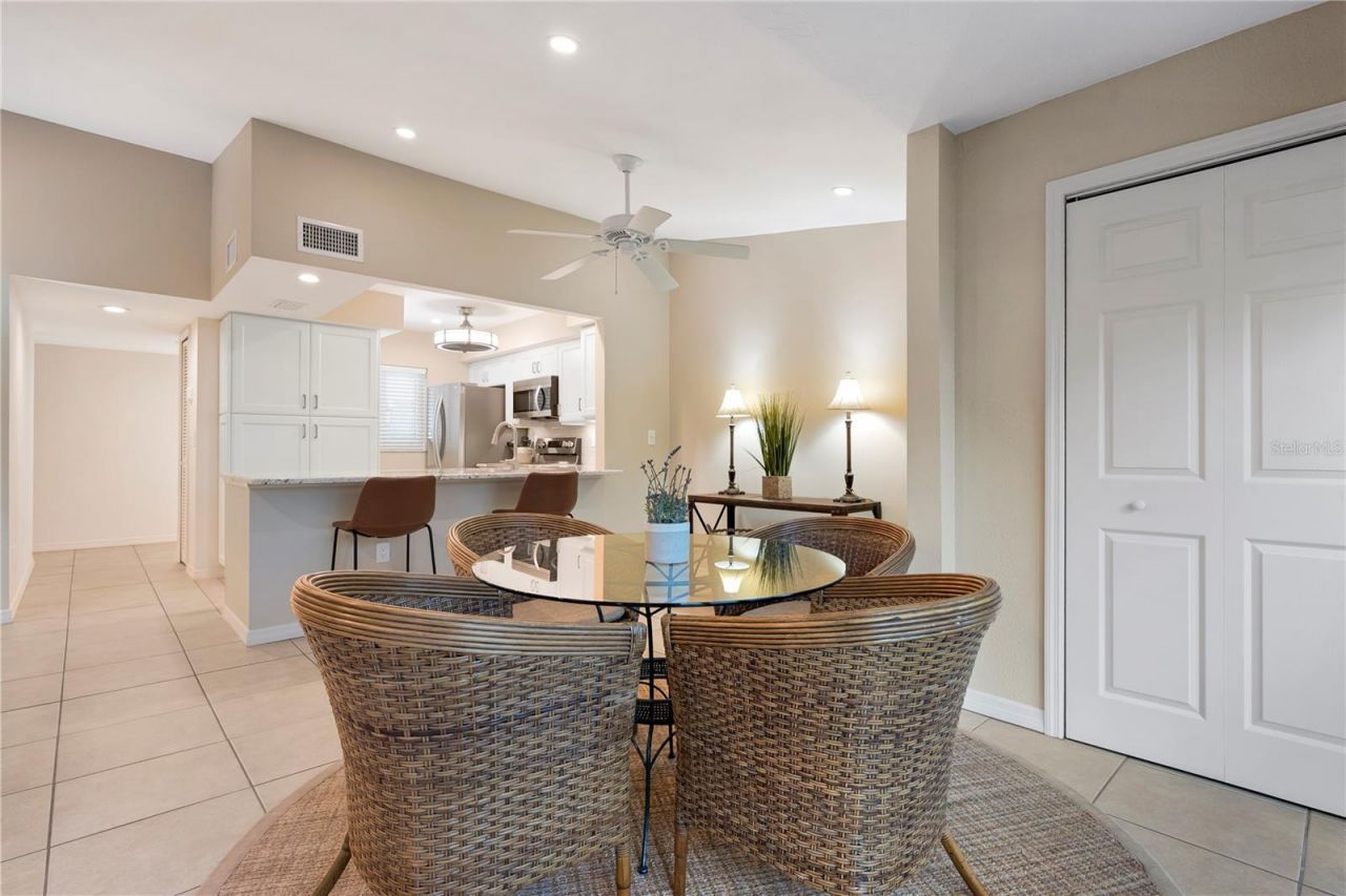 2756 Clubhouse Drive, Unit 202, Sarasota, FL 34232 Photo