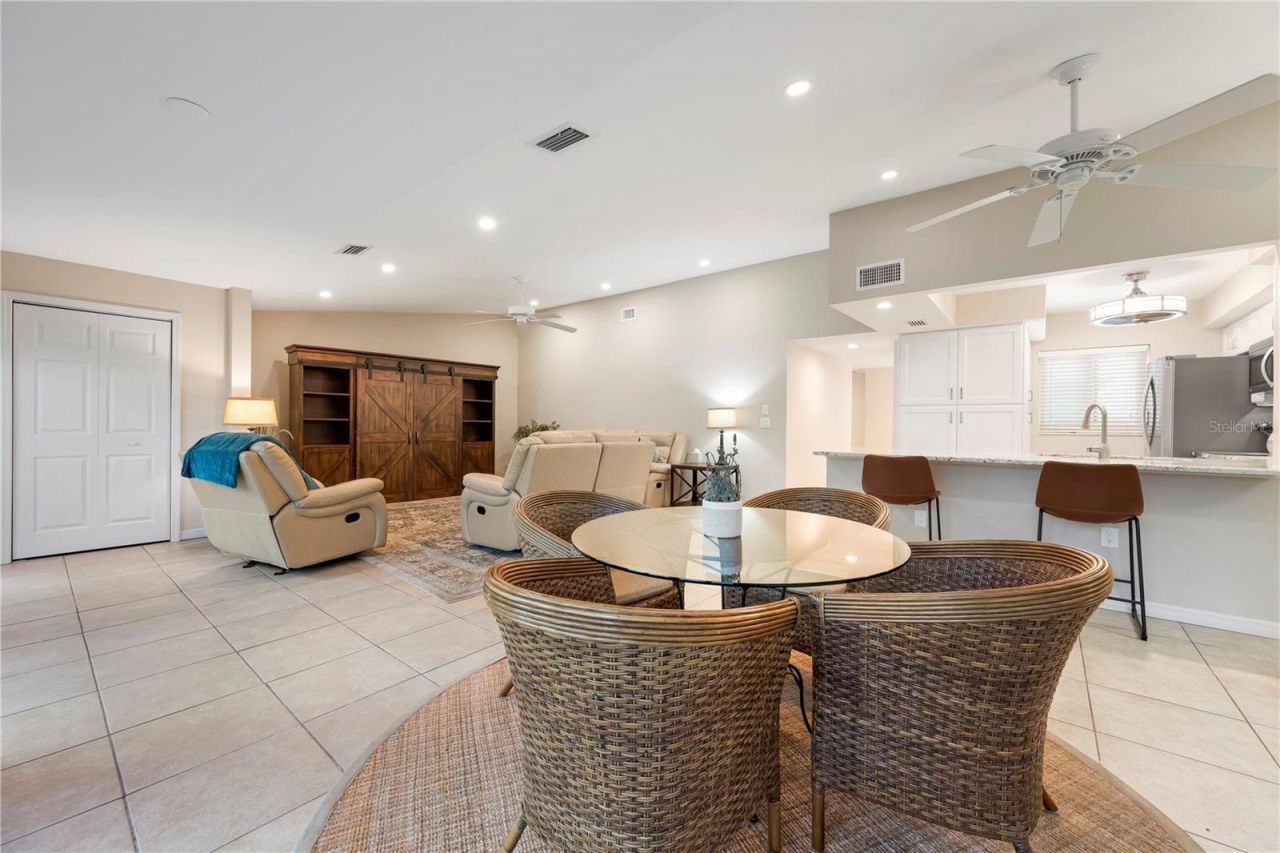 2756 Clubhouse Drive, Unit 202, Sarasota, FL 34232 Photo