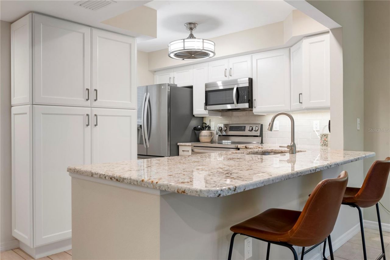 2756 Clubhouse Drive, Unit 202, Sarasota, FL 34232 Photo