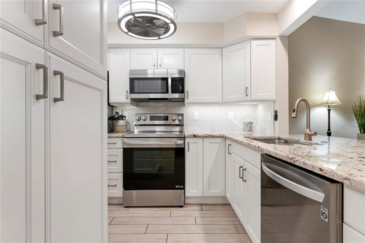 2756 Clubhouse Drive, Unit 202, Sarasota, FL 34232 Photo