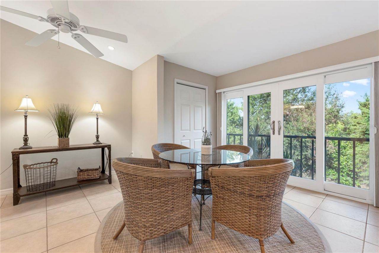 2756 Clubhouse Drive, Unit 202, Sarasota, FL 34232 Photo