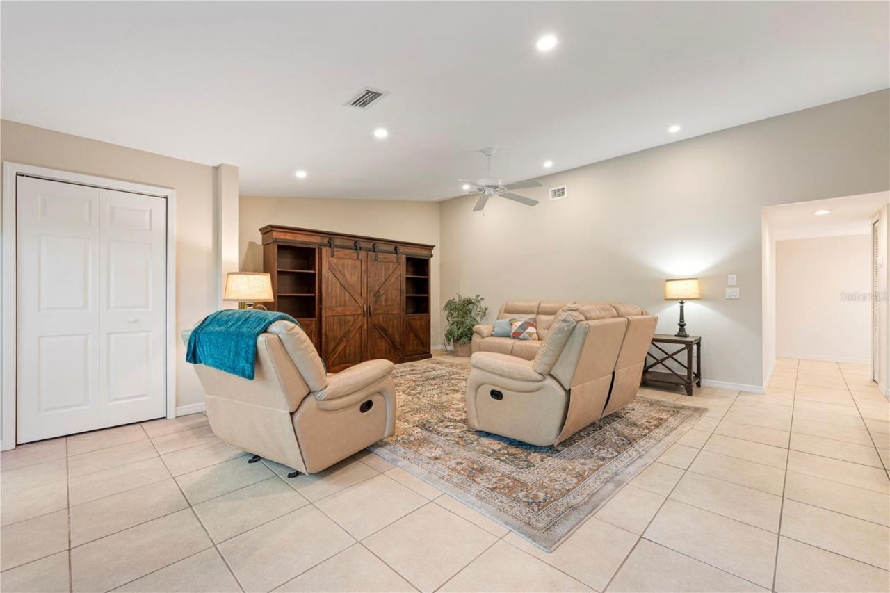 2756 Clubhouse Drive, Unit 202, Sarasota, FL 34232 Photo