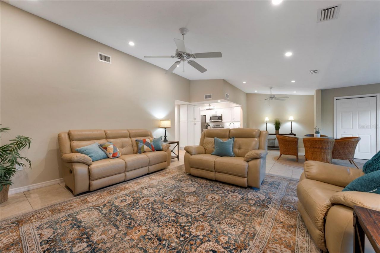 2756 Clubhouse Drive, Unit 202, Sarasota, FL 34232 Photo