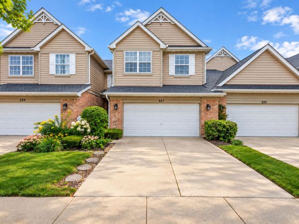 227 Wimbledon Place , Bloomingdale, IL 60108