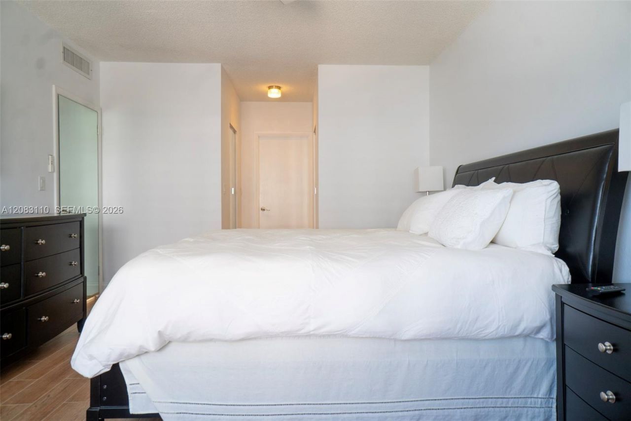 1980 S Ocean Dr, Unit 7F, Hallandale Beach, FL 33009 Photo