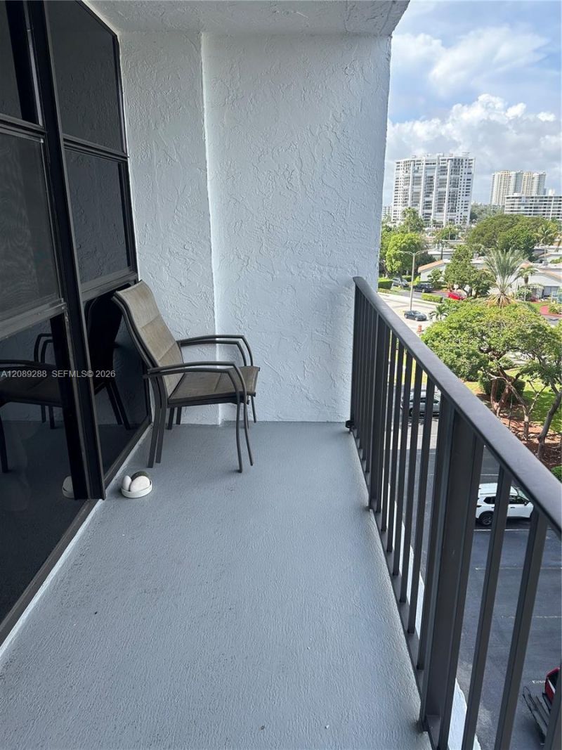 600 Parkview Dr, Unit 627, Hallandale Beach, FL 33009 Photo