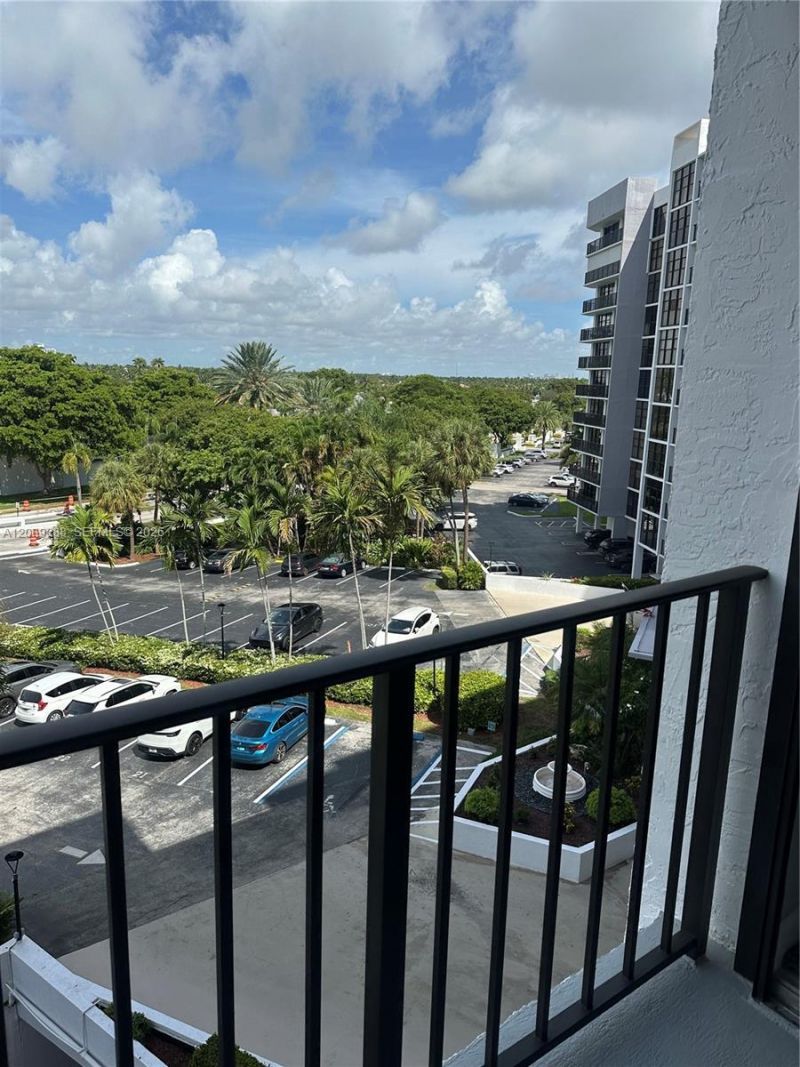 600 Parkview Dr, Unit 627, Hallandale Beach, FL 33009 Photo