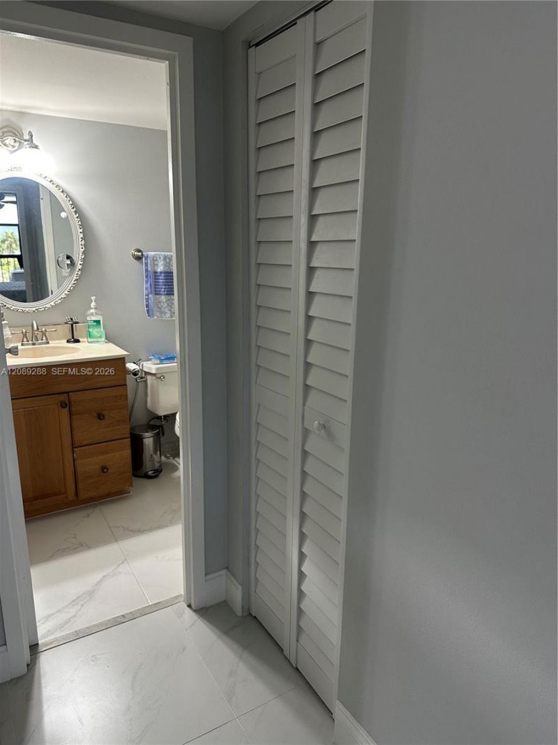 600 Parkview Dr, Unit 627, Hallandale Beach, FL 33009 Photo