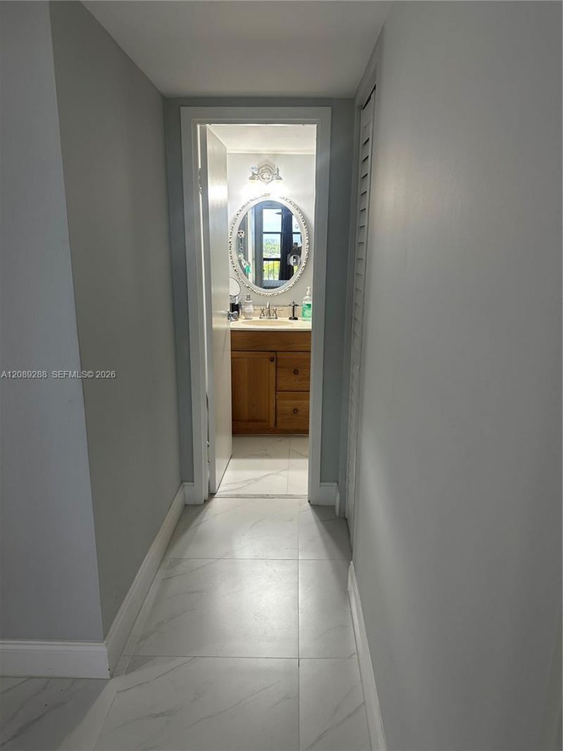 600 Parkview Dr, Unit 627, Hallandale Beach, FL 33009 Photo