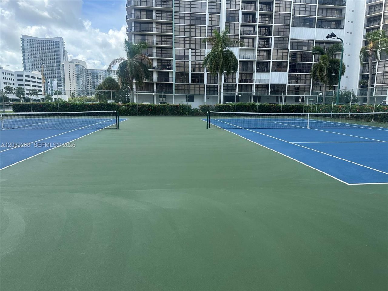 600 Parkview Dr, Unit 627, Hallandale Beach, FL 33009 Photo