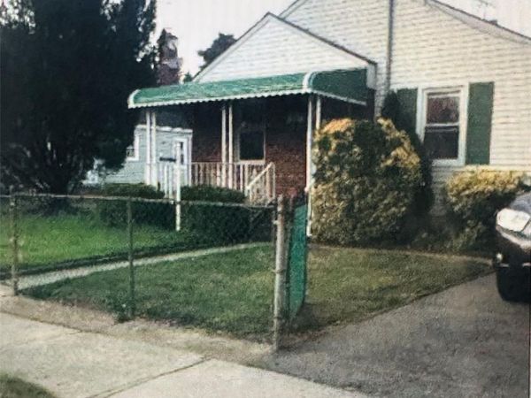 22 Gordon Avenue , Westbury, NY 11590