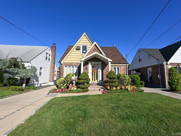 233 Cleveland Street, Franklin Square, NY 11010