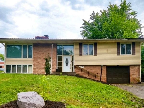 2900 Westwood Drive NW, Cedar Rapids, IA 52405