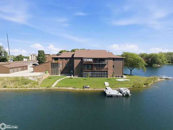 630 Briarstone Drive #6, Mason City, IA 50401