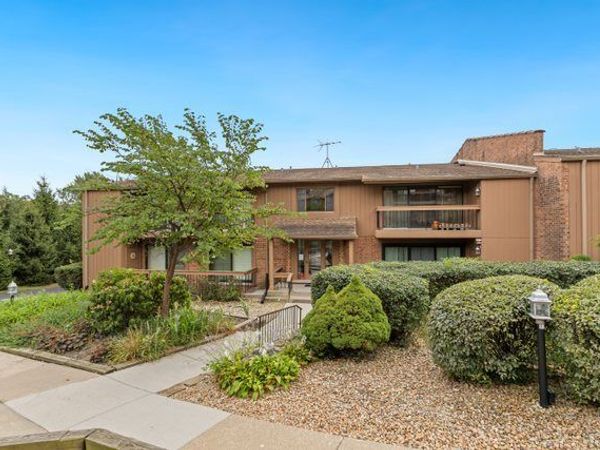 8090 Garfield Avenue, Unit 3-1, Burr Ridge, IL 60527