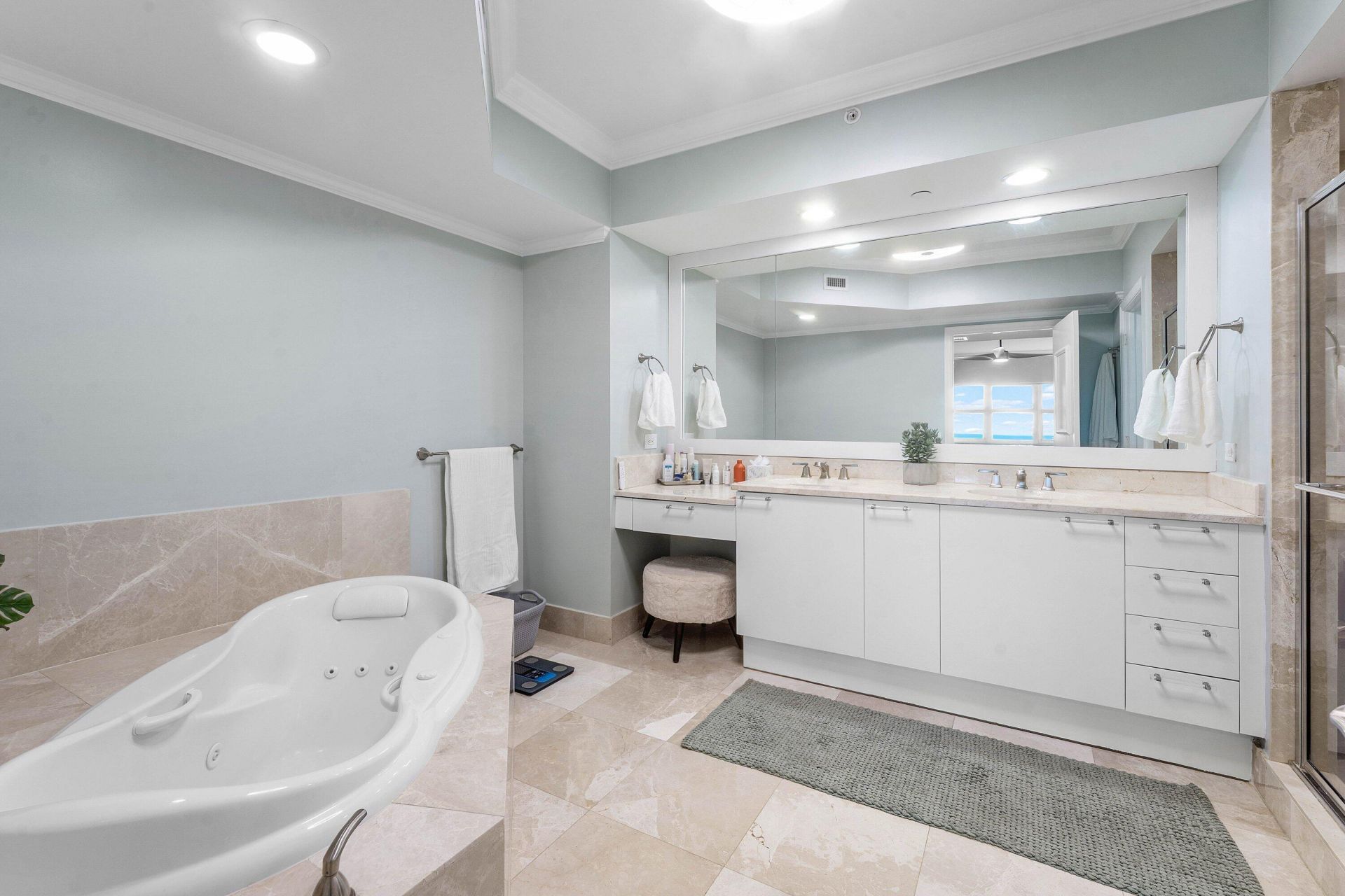 2640 Lake Shore Drive, Unit 1210, Riviera Beach, FL 33404 Photo
