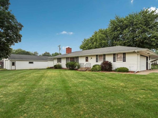 609 E Hickory St., Riverside, IA 52327