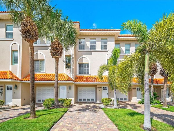 200 BRIGHTWATER DRIVE, Unit 8, CLEARWATER BEACH, FL 33767