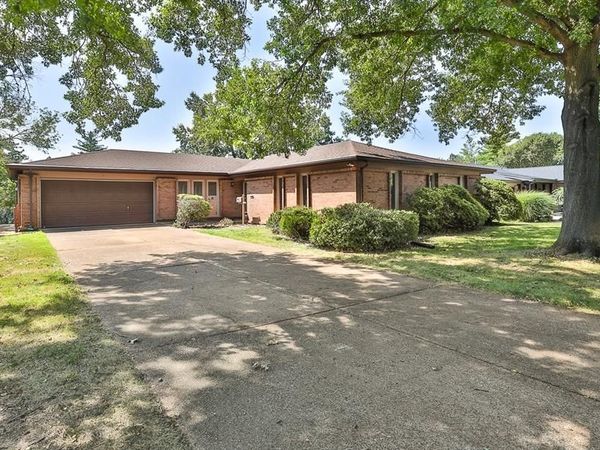 208 Fawn Meadows Drive, Ballwin, MO 63011