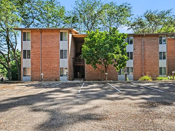 5811 Oakwood Drive, Unit B, Lisle, IL 60532
