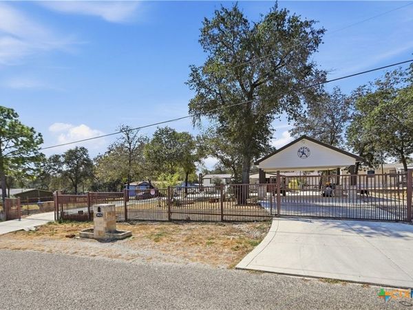4426 Lost Hills Drive, Elmendorf, TX 78112